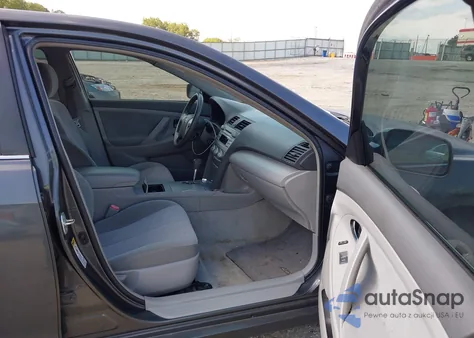 2010 Toyota Camry Se/Le/Xle z USA, uszkodzony, nr VIN 4T1BF3EK7AU106003